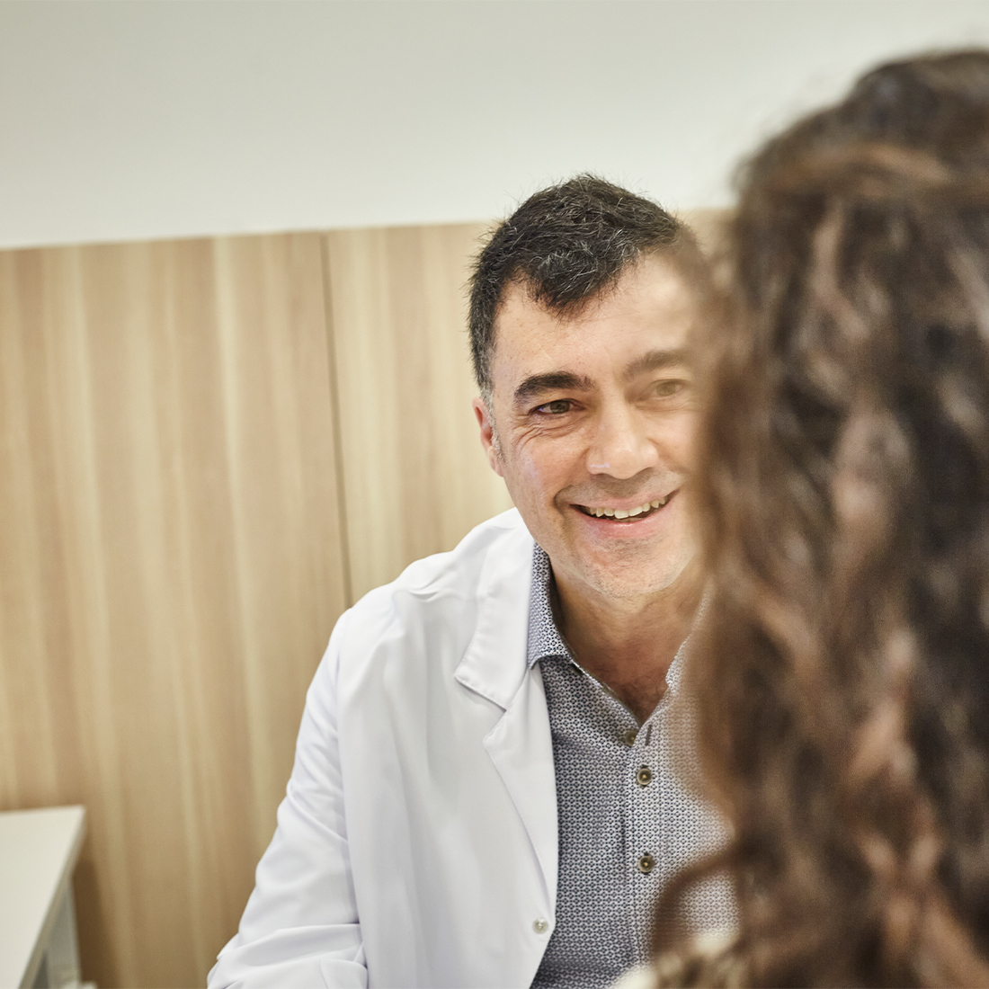 Dr. Josep Ribas a la consulta amb una pacient