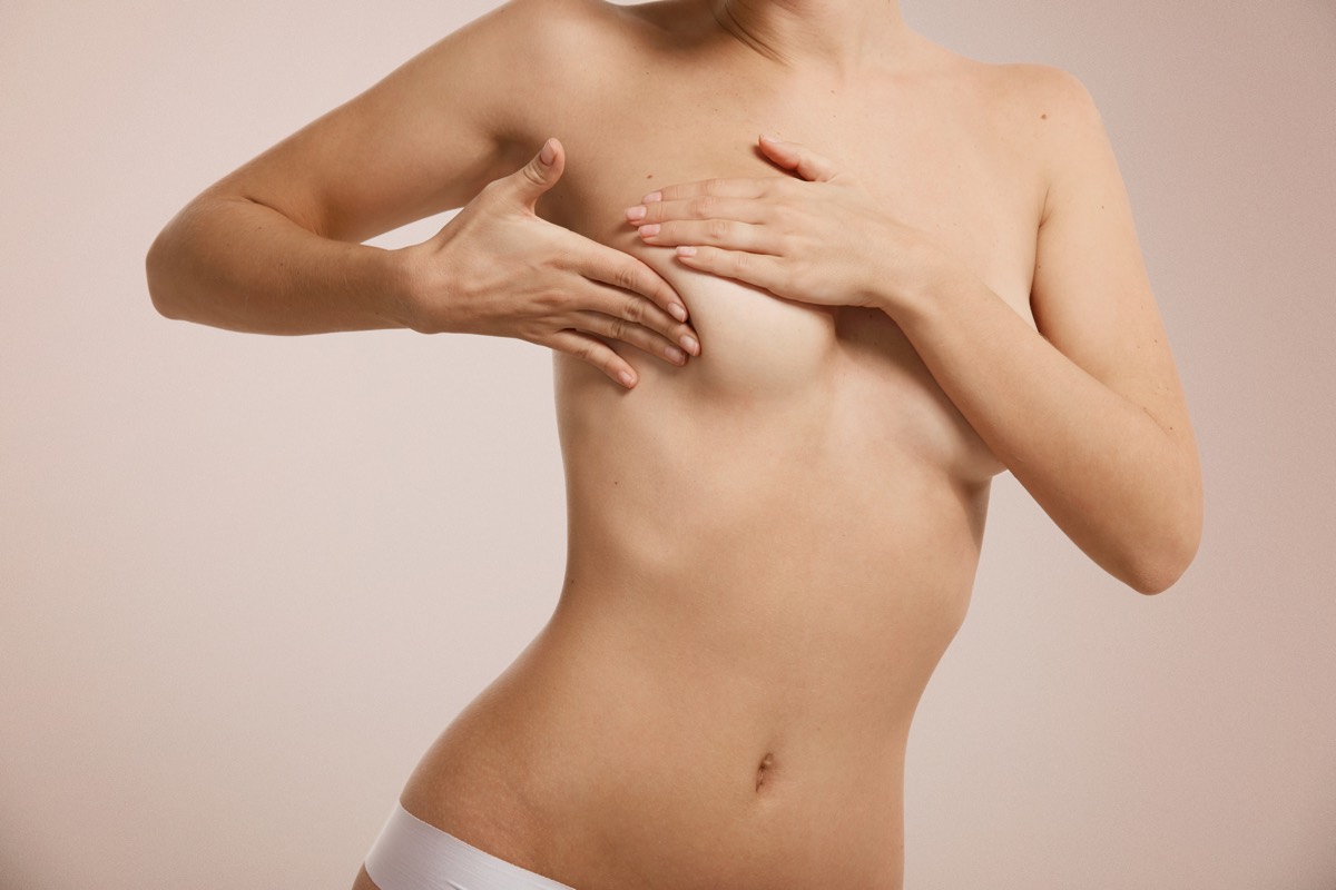 Noia es toca els tipus d'implants mamaris
